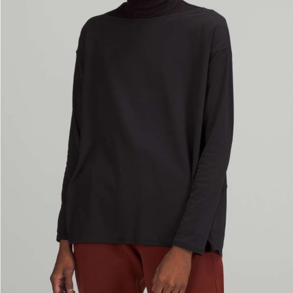 Lululemon black in action